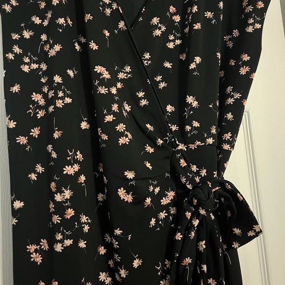 Ann Taylor wrap floral dress - Picture 4 of 4